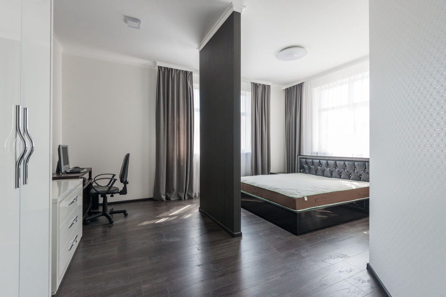 Airbnb bedroom before and after in a booking-friendly furniture style — before